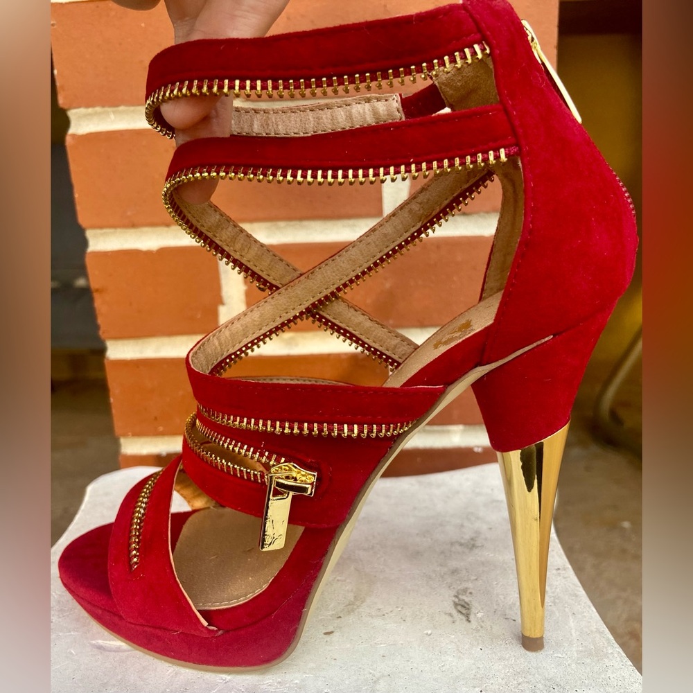 COLIN STUART  RED STRAPPY STILETTOS  GOLD ZIPPERS  GOLD HEELS  — NEW — SIZE 7
